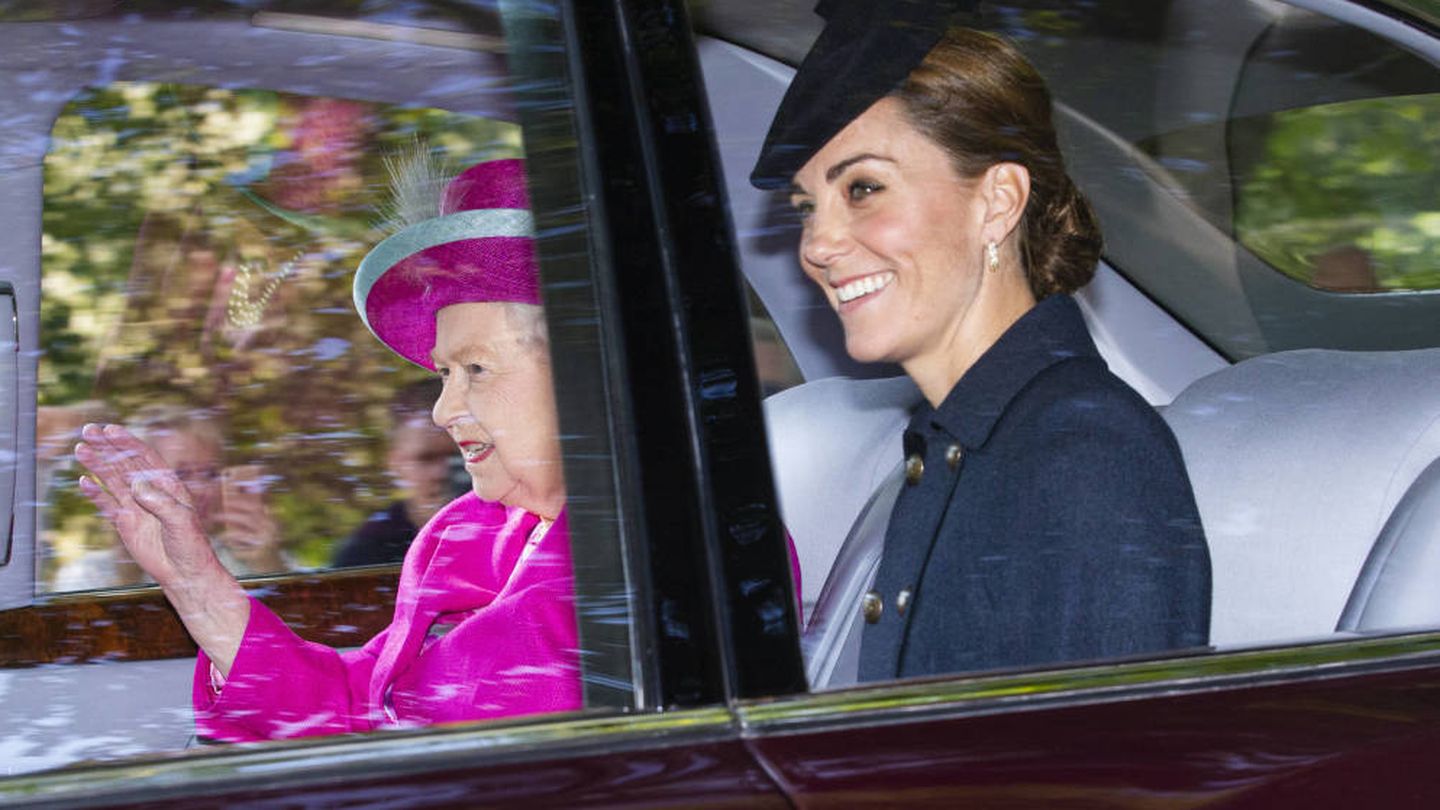 Isabel II y Kate Middleton juntas en el coche. (Getty)
