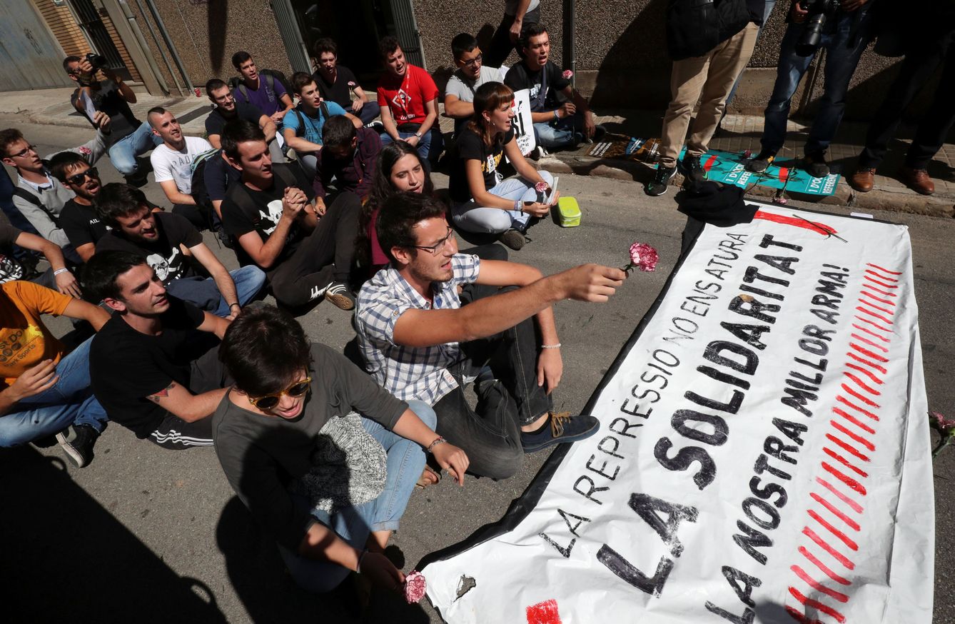 Un grupo de personas frente a la sede de Unipost en Terrassa. (Reuters)