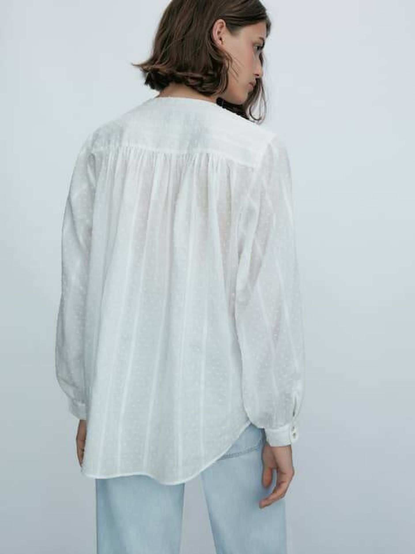 La blusa de plumeti de Massimo Dutti. (Cortesía)
