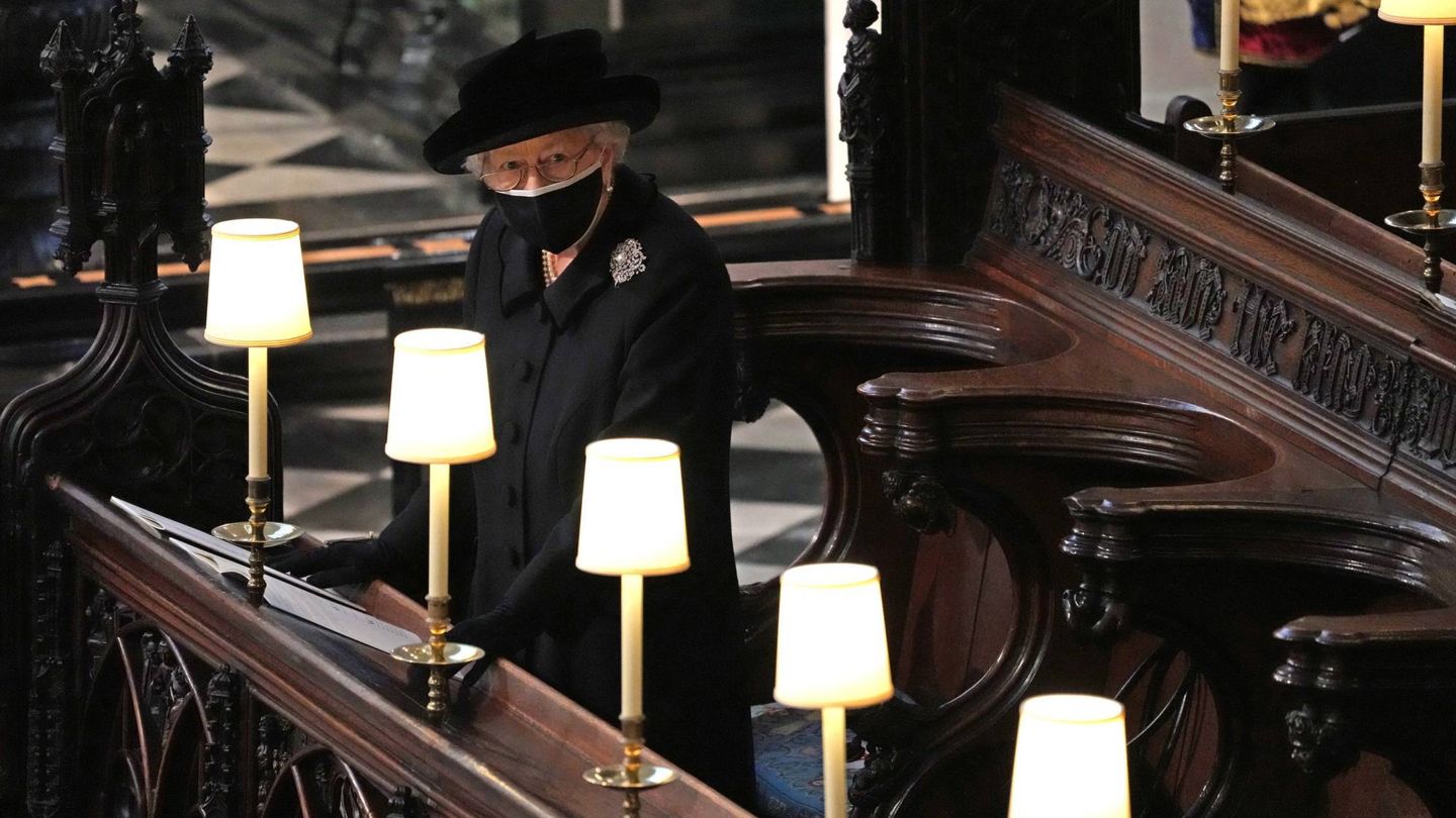 Isabel II en el funeral de su esposo. (Cordon press)