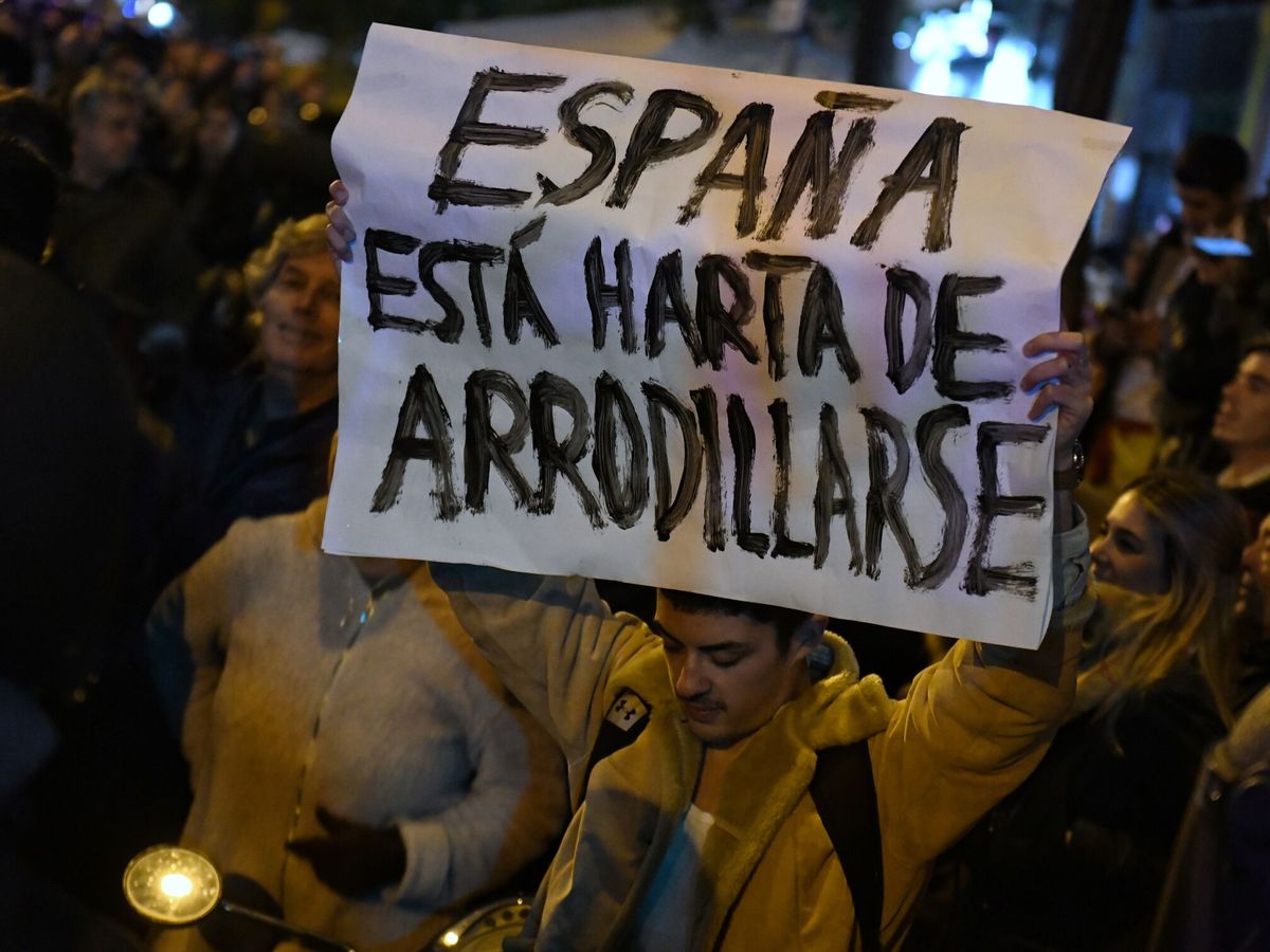 Foto: Manifestación en Ferraz contra la amnistía. (Europa Press)