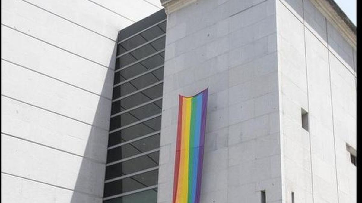 La bandera arcoíris luce por primera vez en el Congreso de los Diputados