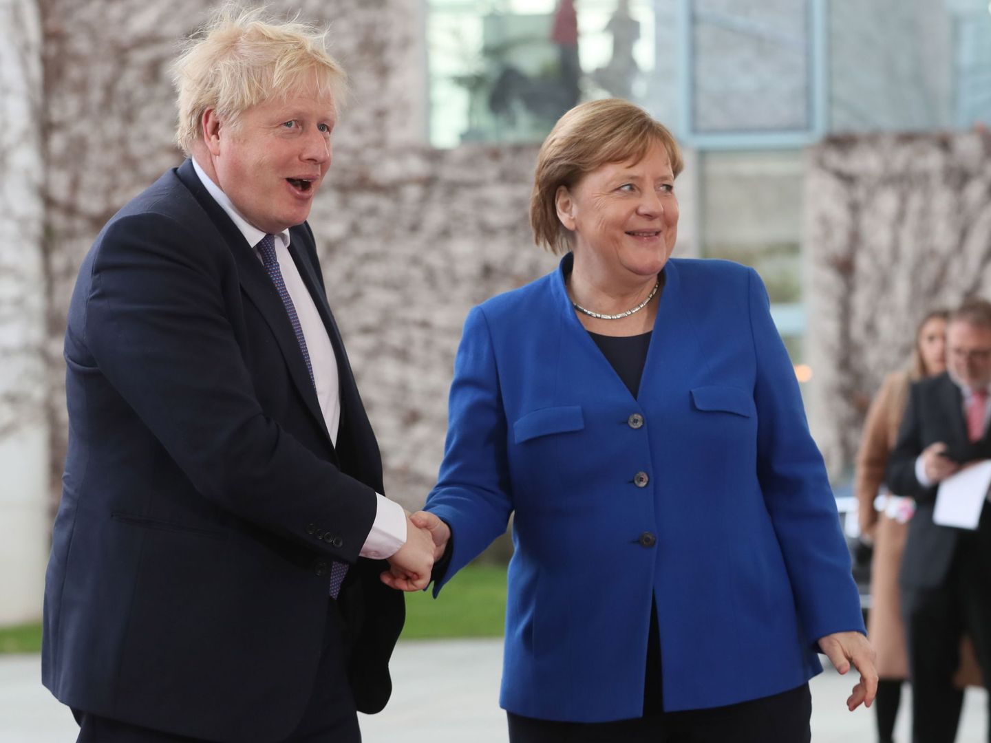 Boris Johnson, primer ministro británico, es recibido por la canciller alemana Angela Merkel en Berlín. (EFE)