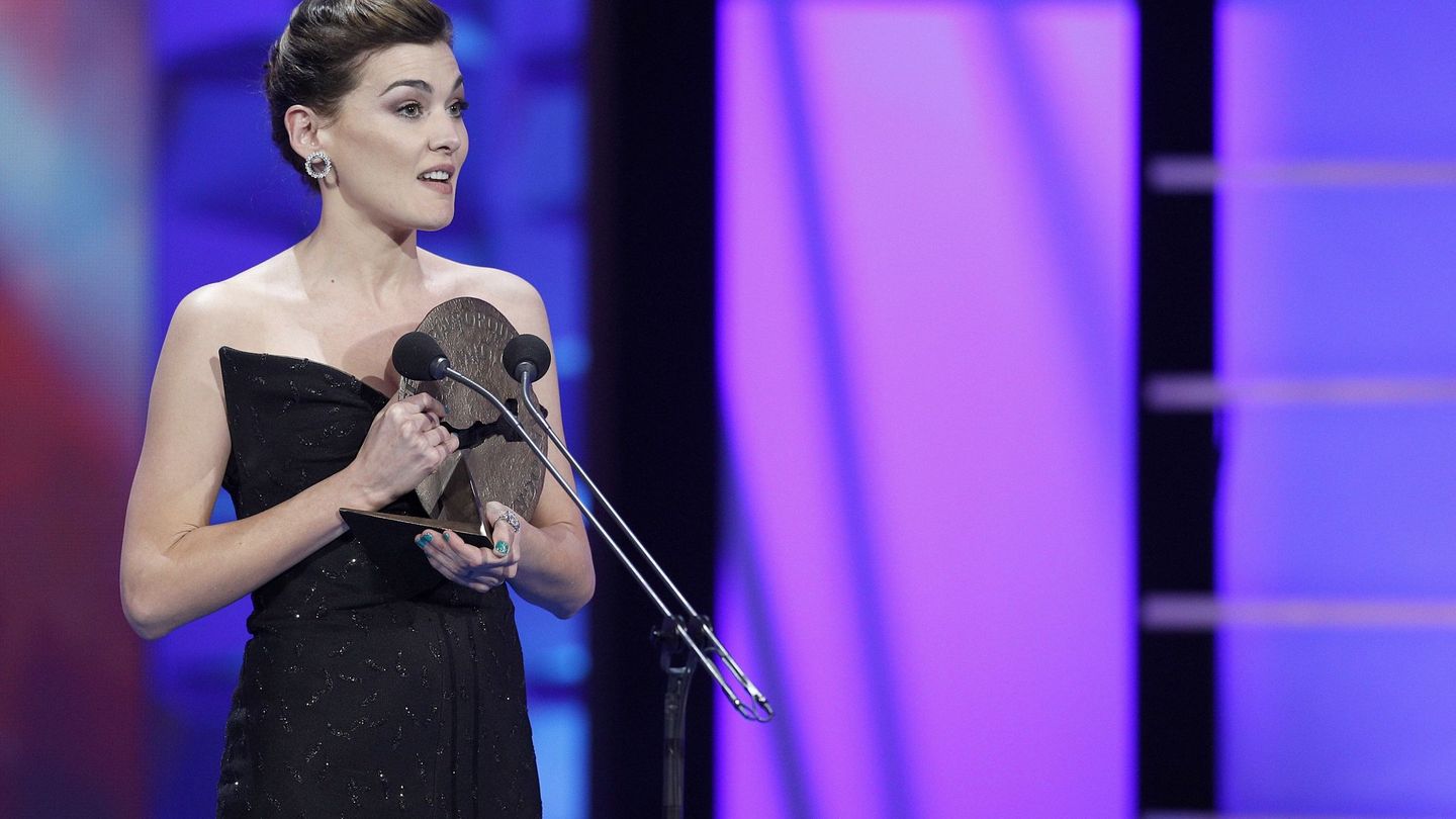 La actriz Marta Nieto recibe el galardón a la Mejor Interpretación Femenina por 'Madre'. (Efe)
