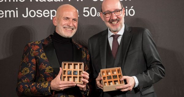 Foto: El escritor barcelonés Alejandro Palomas y el periodista Antoni Bassas posan con sus premios. (EFE)