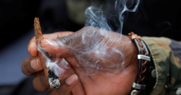 Foto: Un hombre fumando un cigarrillo de marihuana. (Reuters)