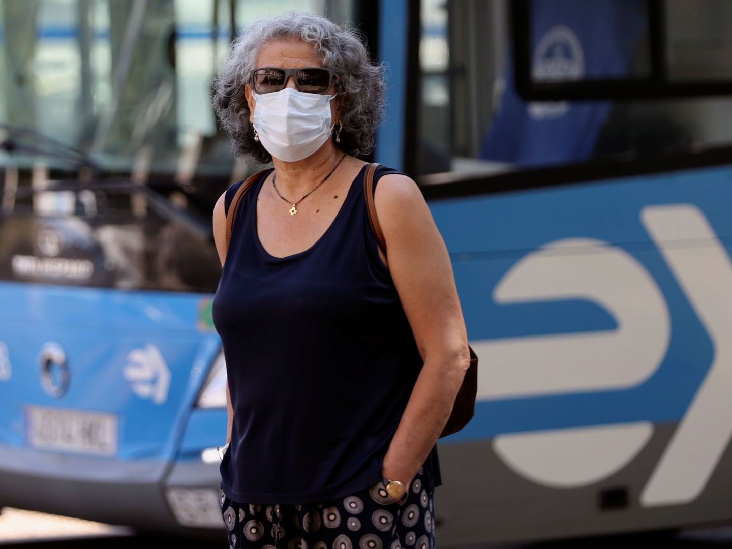 Una mujer con mascarilla en Madrid. (EFE)