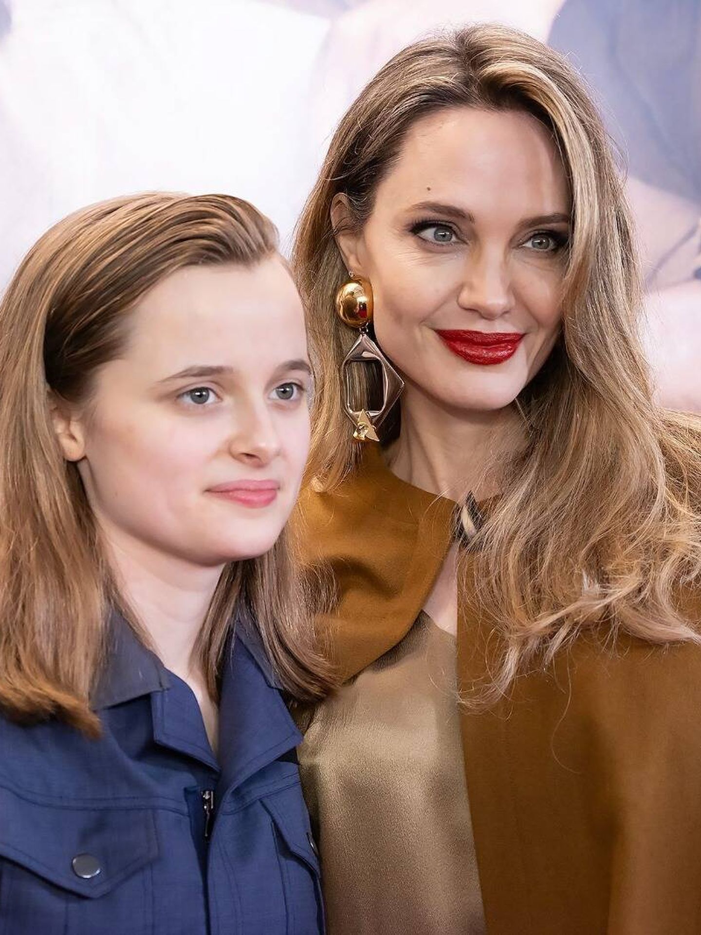 Vivienne Pitt Jolie y su madre, Angelina Jolie, en Nueva York. (Gtres)