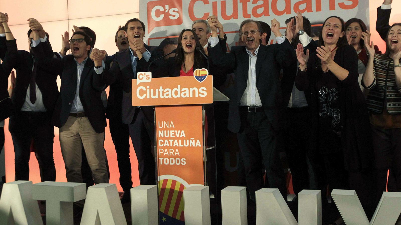 Foto: La candidata a la presidencia de la Generalitat por Ciutadans, Inés Arrimadas (c), y el líder del partido, Albert Rivera (3i), durante la rueda de prensa. (EFE)