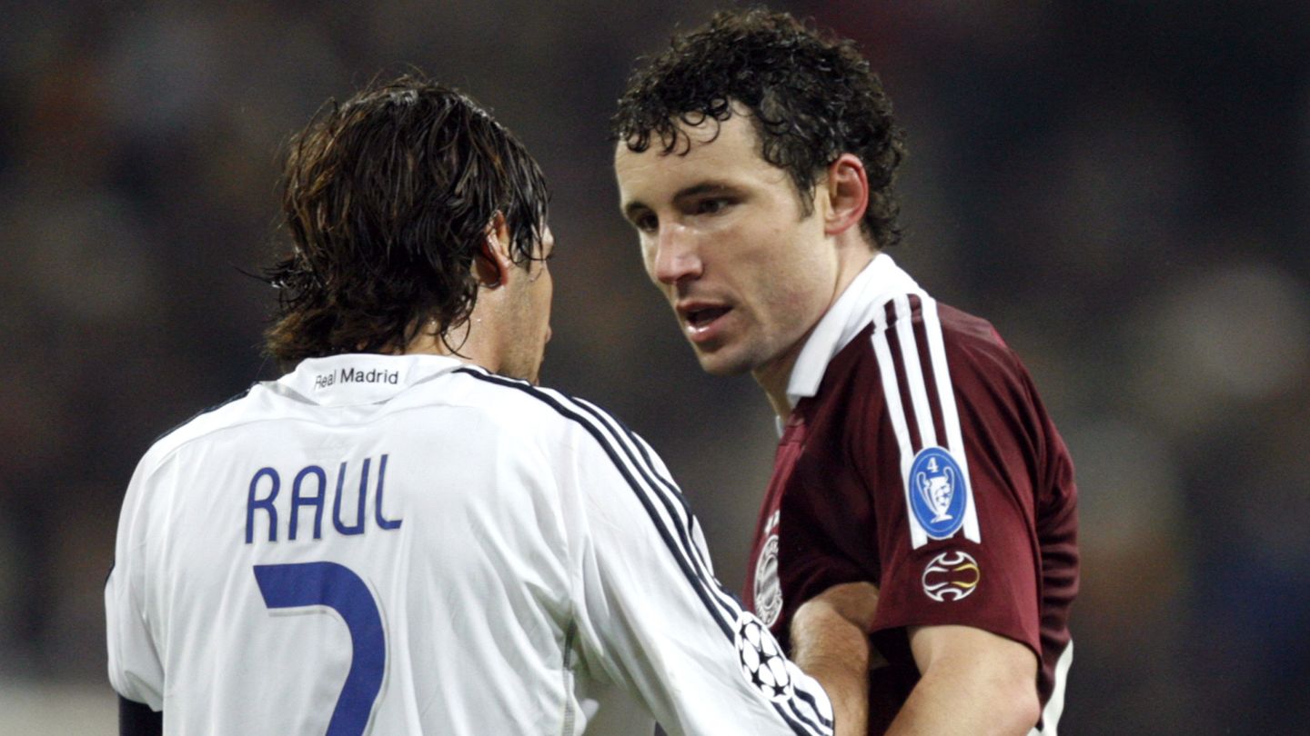 Raúl y Van Bommel en un enfrentamiento de 2007 (Reuters).