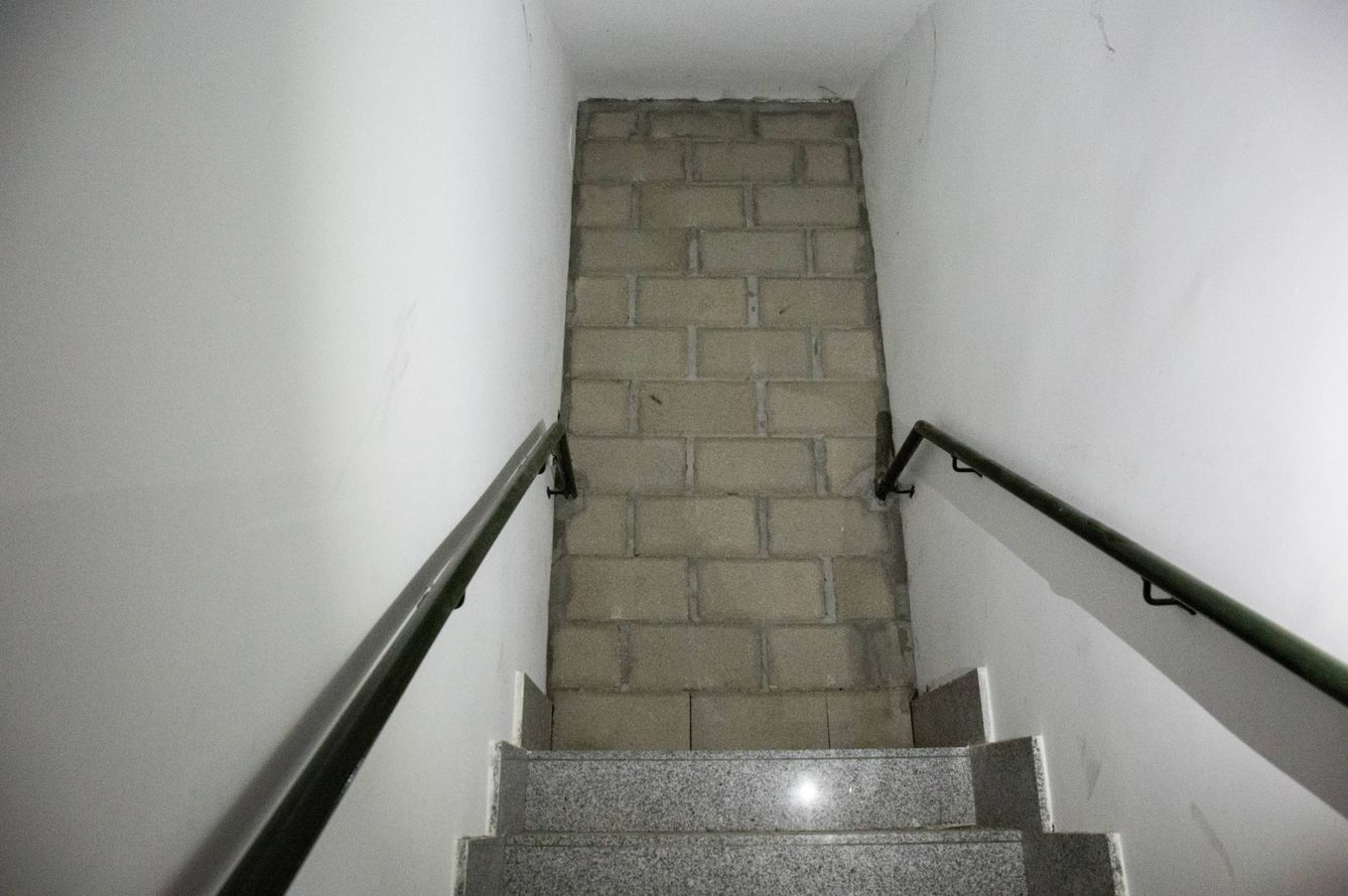 Un muro en mitad de una escalera comunitaria para aislar a los okupas. (D.B.)