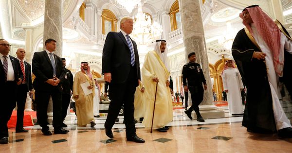 Foto: El presidente de EEUU, Donald Trump, camina junto al rey de Arabia Saudí, Salman Bin Abdulaziz, durante una cumbre en Riad. (Reuters)   