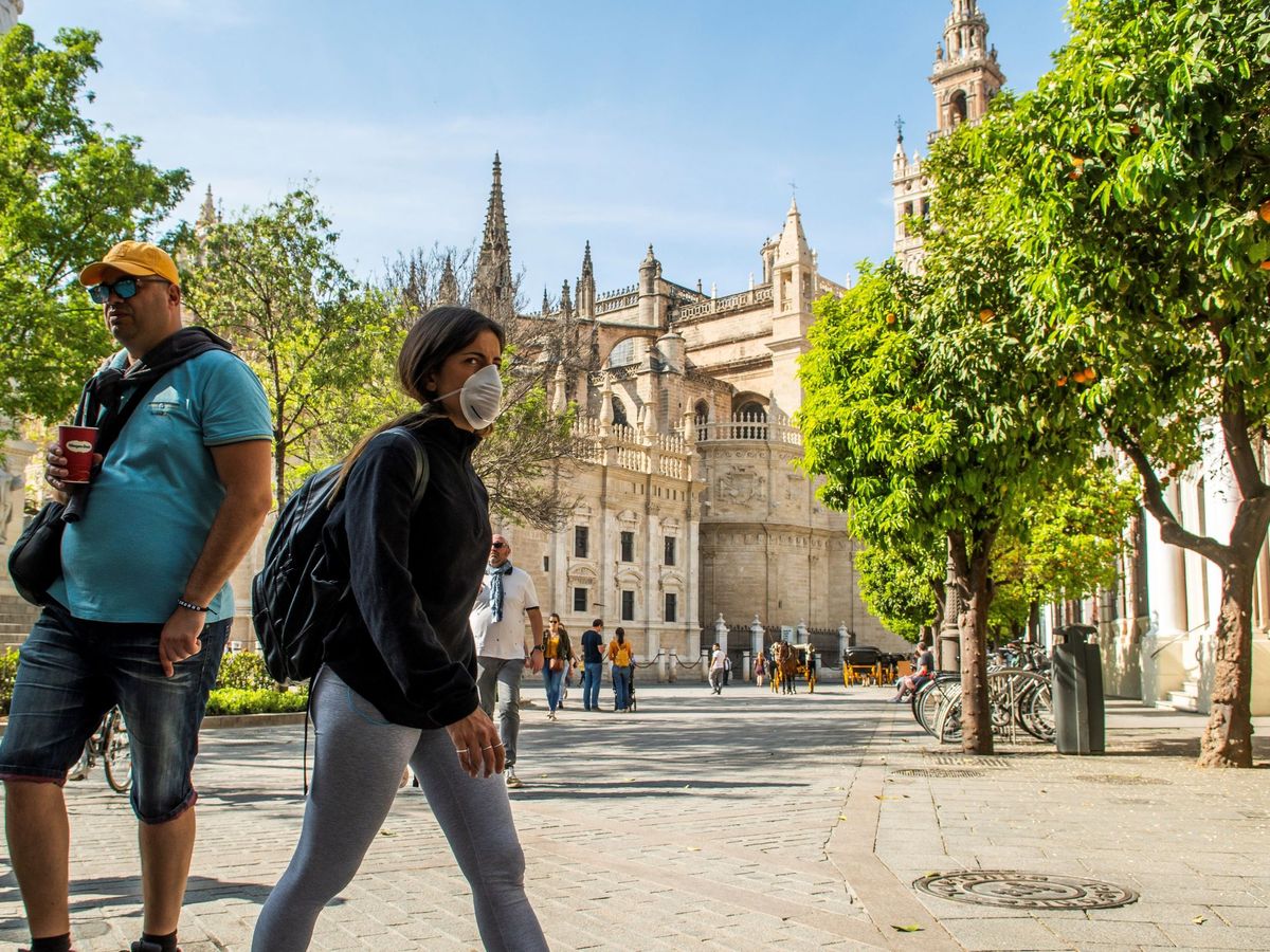 Foto: Dos personas pasean en una imagen de archivo en Sevilla. (EFE)
