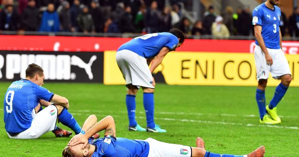 Foto: Los jugadores de Italia, desolados tras saber que no jugarán el Mundial de Rusia. (EFE)