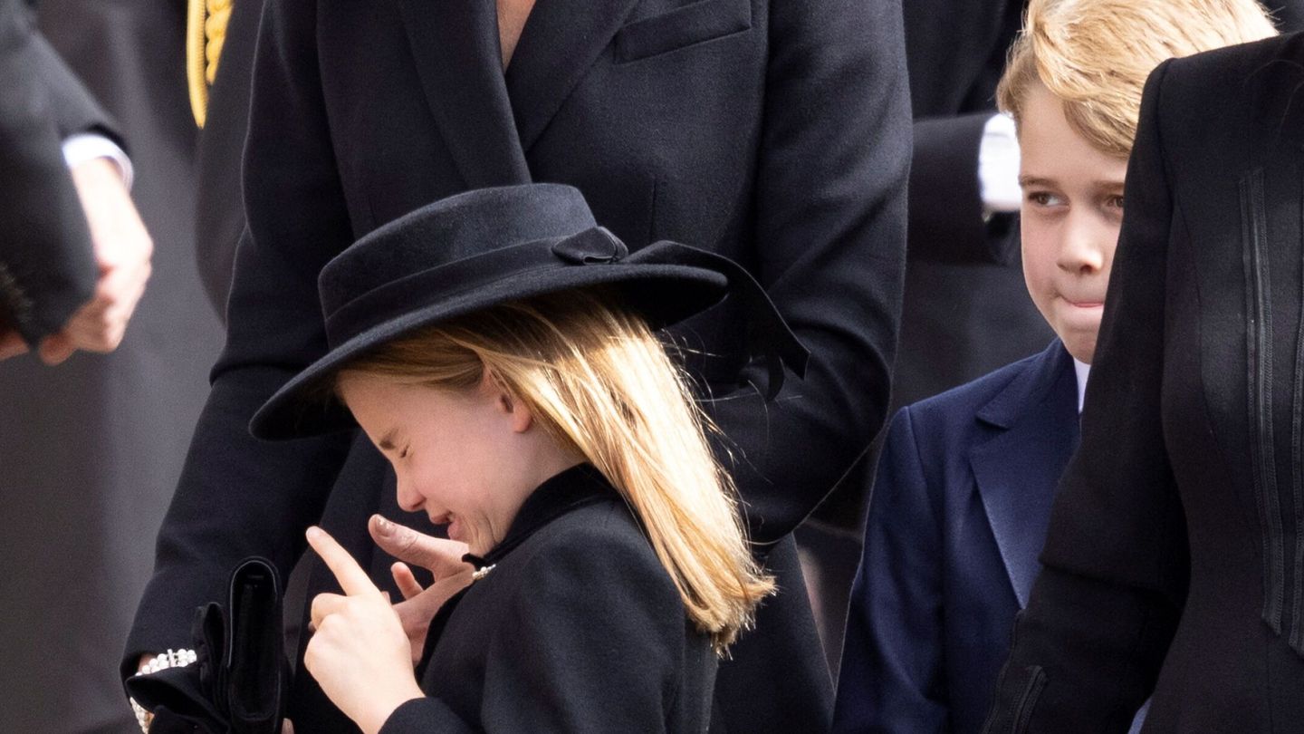 La princesa Charlotte, junto a su hermano George, llora en la escalinata de la capilla de San Jorge. (Reuters)