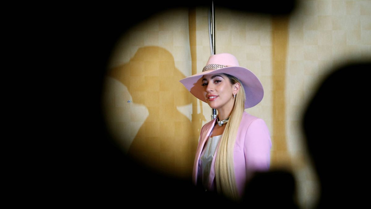 Lady Gaga aterriza en Barcelona: así es su sorprendente look 'maxiescote' para viajar