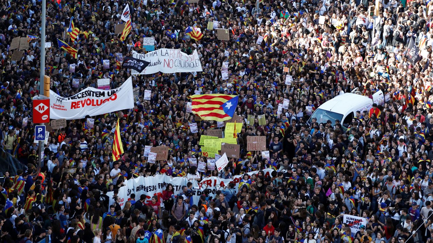 Students protest at University square after a verdict in a trial over a banned Catalonia's independence referendum in Barcelona, Spain, Spain, October 17, 2019. REUTERS Jon Nazca