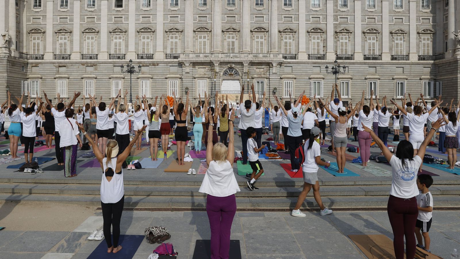 Cientos de personas practican yoga frente al Palacio Real. (EFE/Juan Carlos Hidalgo)