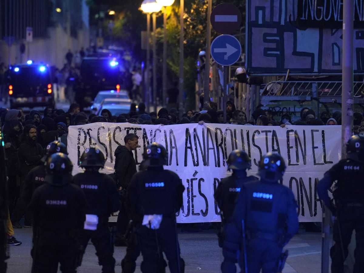 Foto: Mossos d'Esquadra vigilan a varios manifestantes. (EFE/Alejandro García)