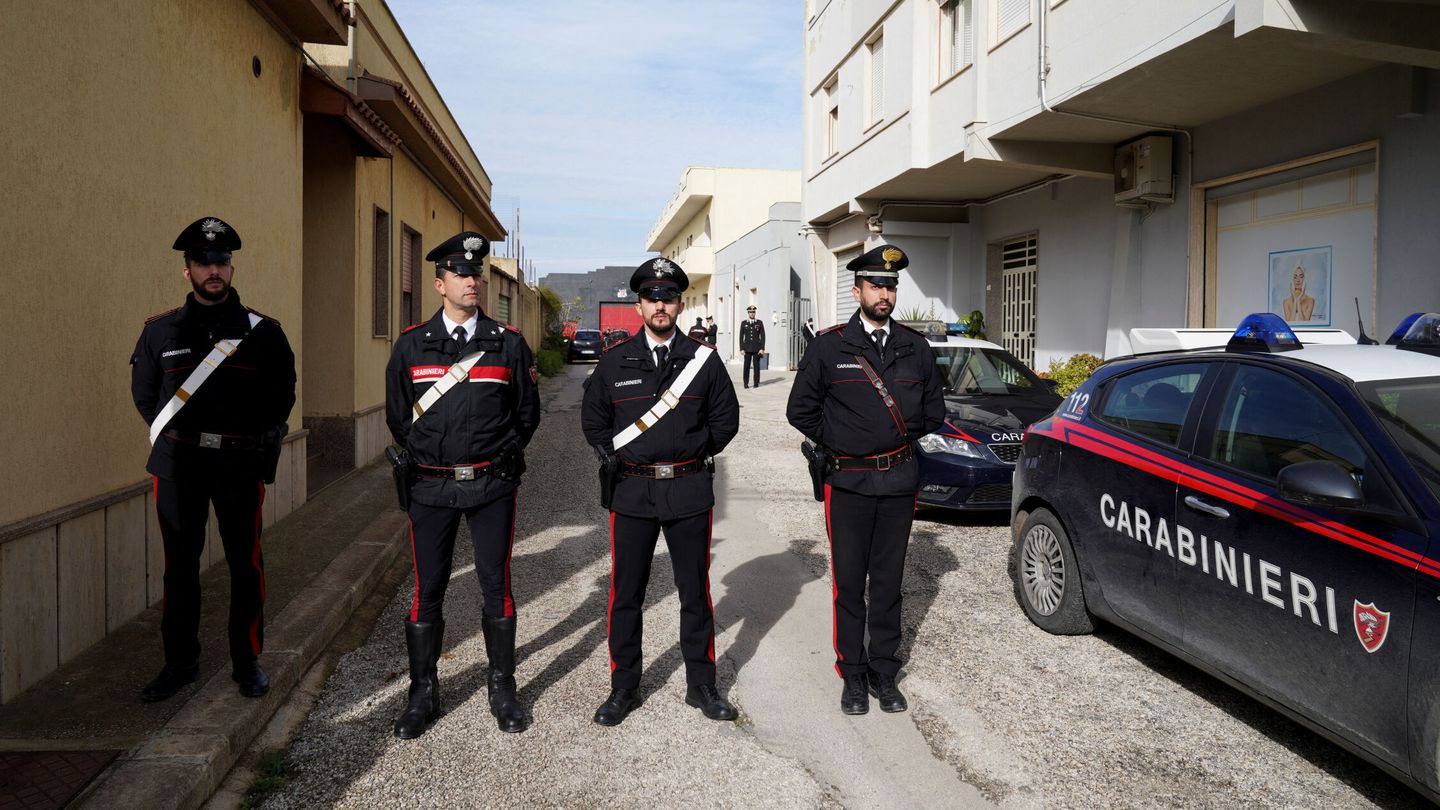 Los carabinieri en la casa donde vivía Matteo Messina Denaro en Campobello di Mazara. (Reuters/Antonio Parrinello)