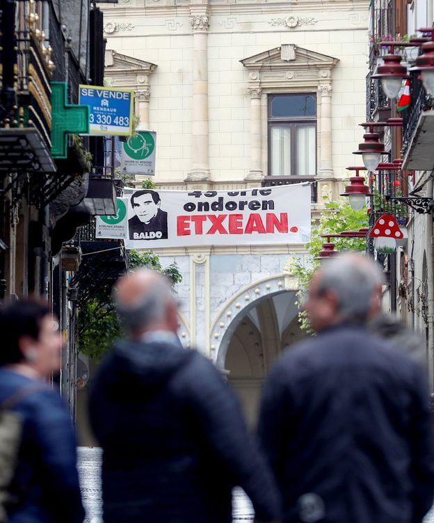 Foto: El histórico dirigente de ETA 'Baldo' es homenajeado en las calles de Hernani, este 27 de julio. (EFE)