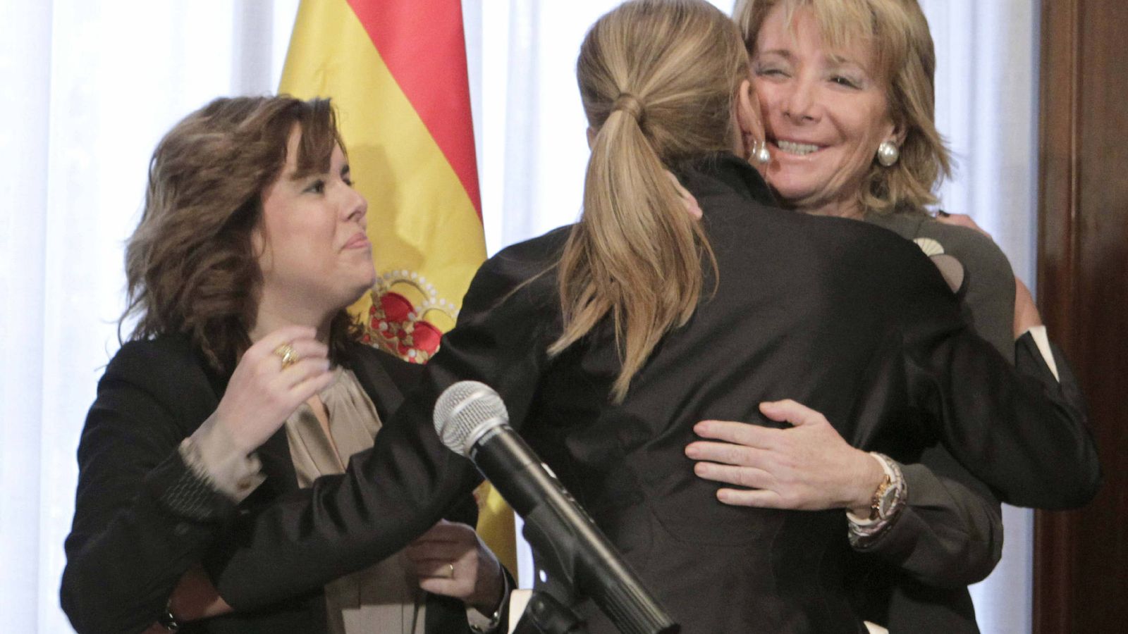 Foto: Saludo entre Soraya Sáenz de Santamaría, Cristina Cifuentes y Esperanza Aguirre. (EFE)