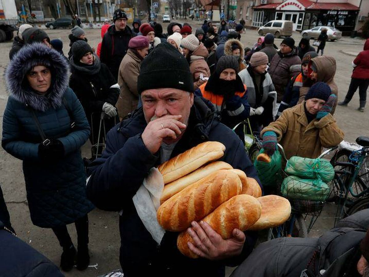 Foto: Ciudadanos de Donetsk haciendo cola para el pan. (REUTERS/Alexander Ermochenko)