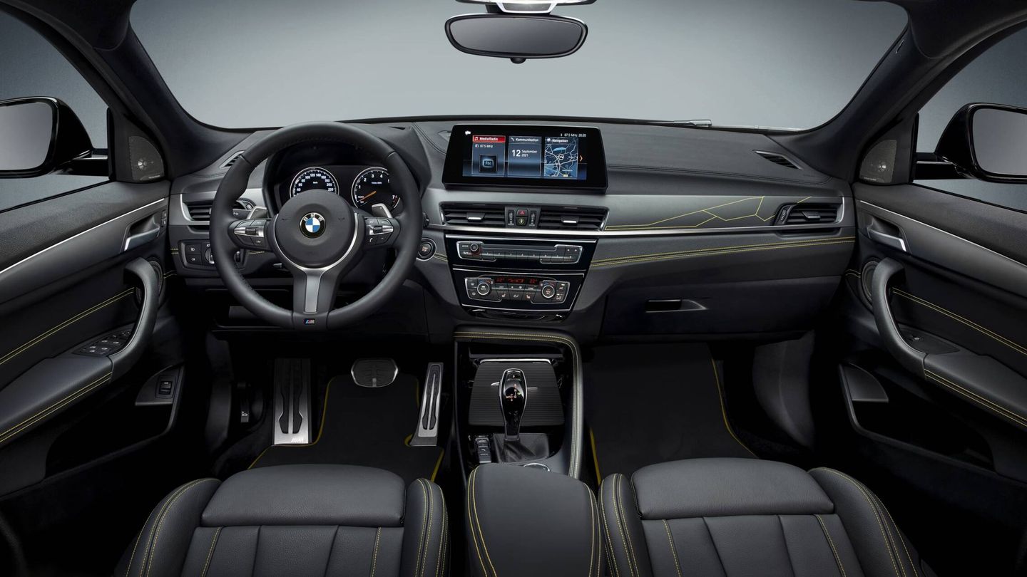 La pantalla central es de 10,25 pulgadas y opcionalmente ofrece BMW Head-Up Display.