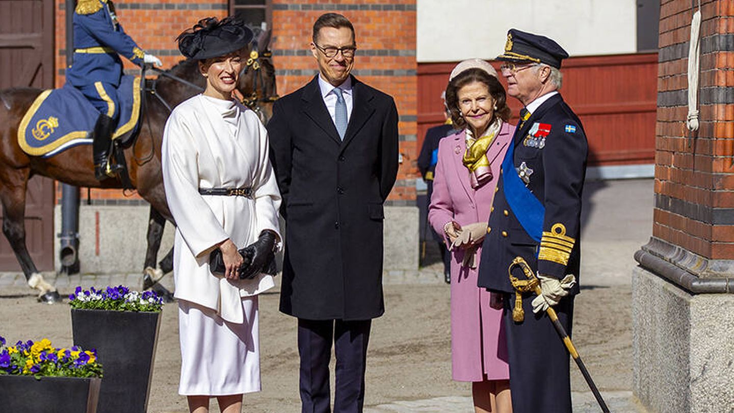 Los reyes junto al matrimonio presidencial finlandés en las caballerizas reales. (Kungahuset)