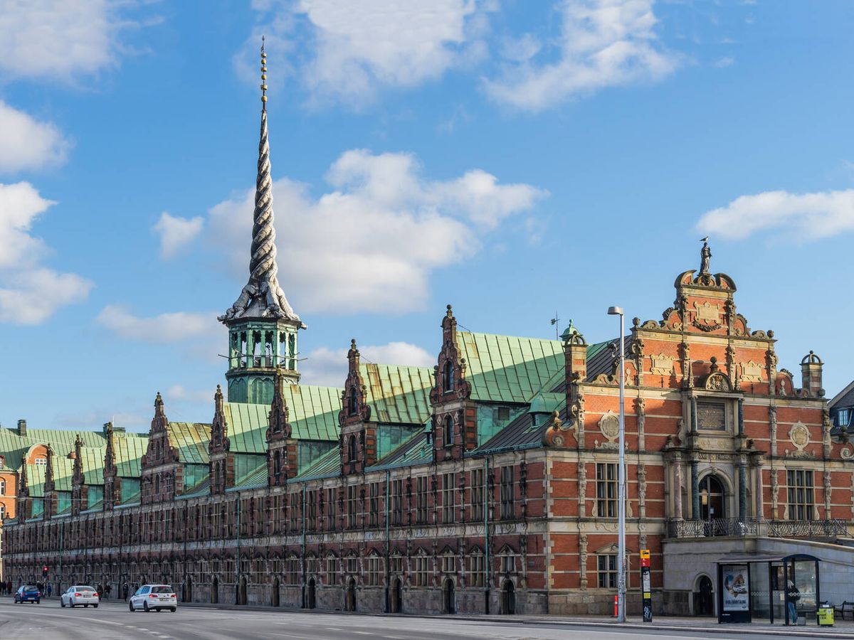 Foto: Esta es la historia y leyenda del edificio de la bolsa de Copenhague (Wikimedia/Jebulon)