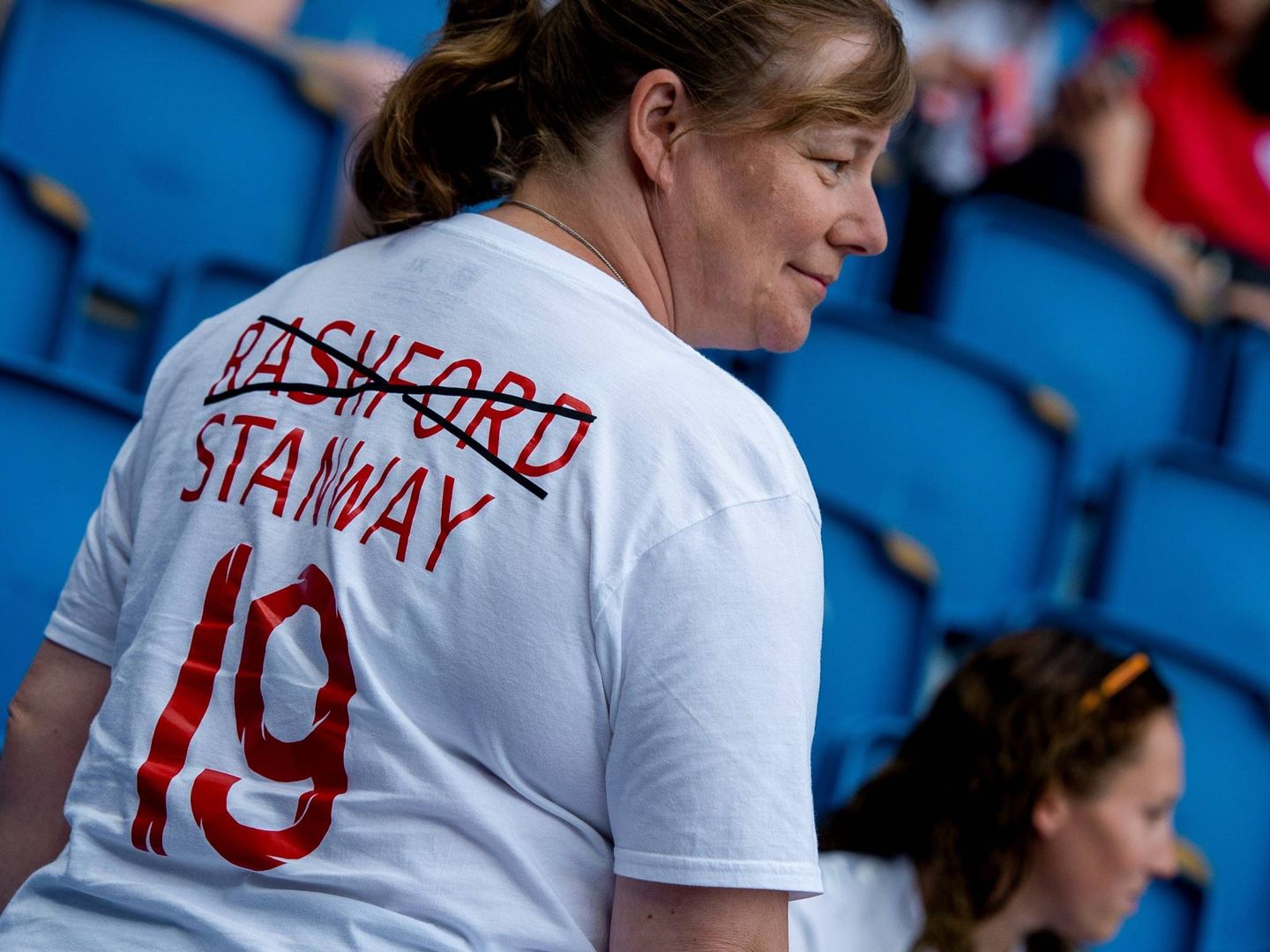 Una aficionada inglesa luce una camiseta con el nombre de la futbolista Stanway. (EFE)