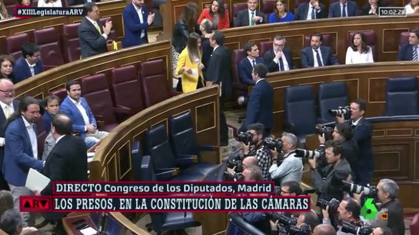 Junqueras saludando a Pablo Iglesias en el Congreso de los Diputados. (Atresmedia)