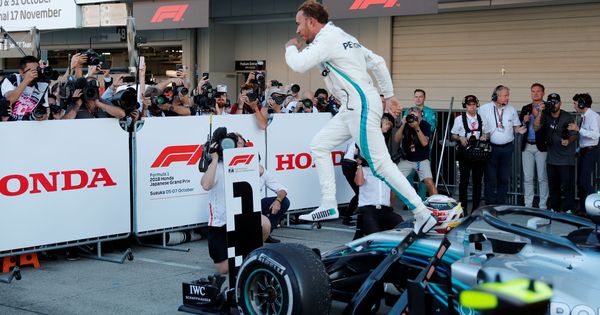 Foto: Hamilton celebra su victoria en el Gran Premio de Suzuka. (Reuters)