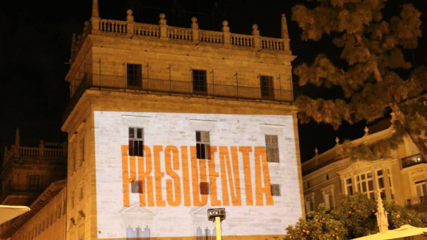 Compromís ha proyectado una imagen con la palabra 'Presidenta' en referencia a Mónica Oltra en el Palau de la Generalitat.