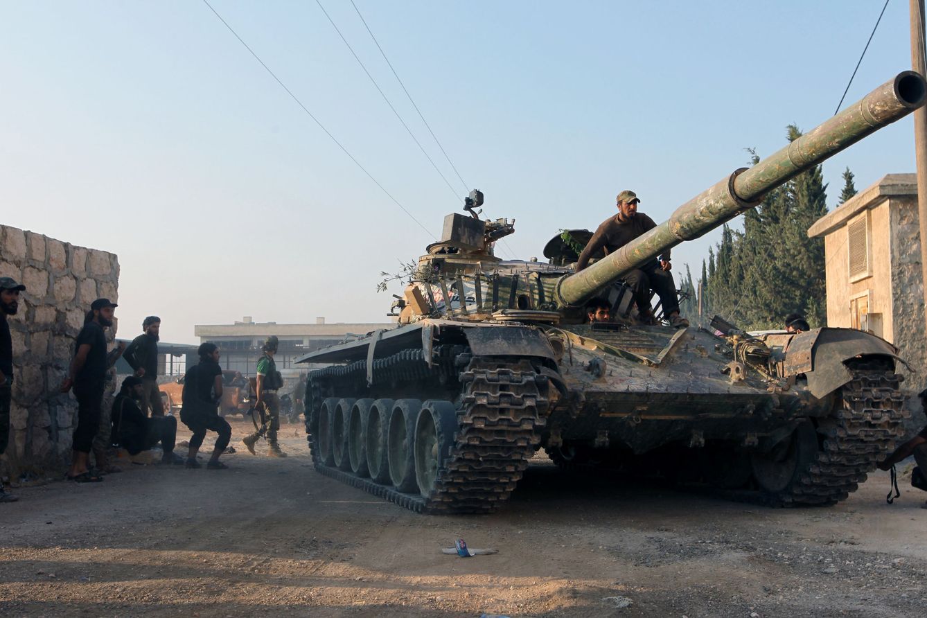 Foto: Combatientes de facciones armadas rebeldes sobre un tanque en la Academia de Artillería de Alepo, el 6 de agosto de 2016 (Reuters).