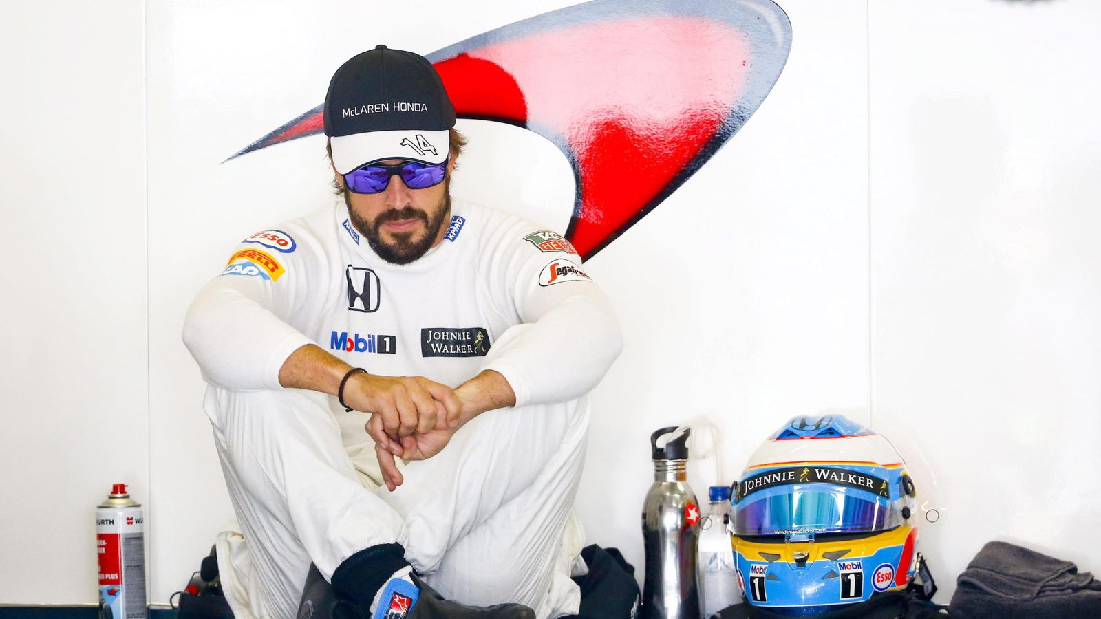 Foto: Fernando Alonso esperando en el garaje (Efe)