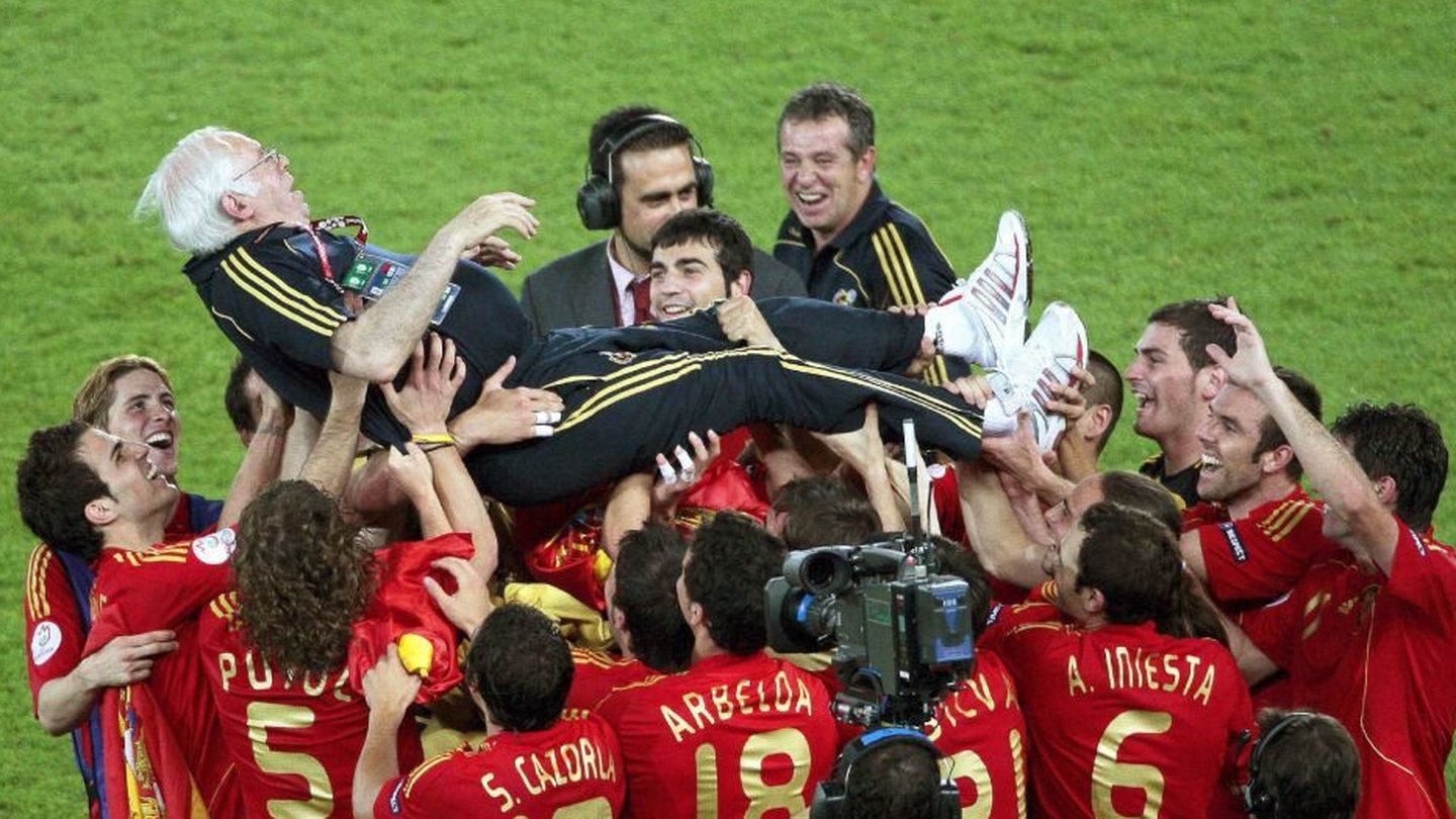 Dami, arriba, sonríe en el manteo de La Roja a Luis Aragonés tras conseguir la Eurocopa de 2008