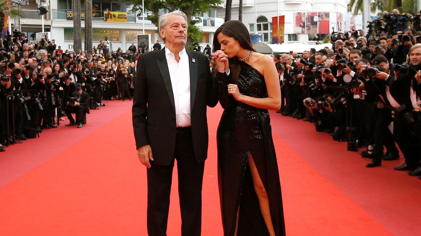 Anouchka Delon, con su padre en el Festival de Cannes. (Reuters)