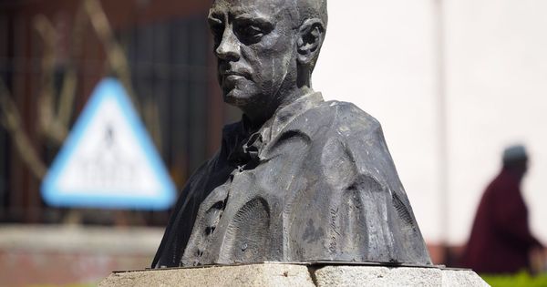 Foto: El busto de Manuel Fraga, sobre su pedestal en Vilalba (Lugo). (EFE)