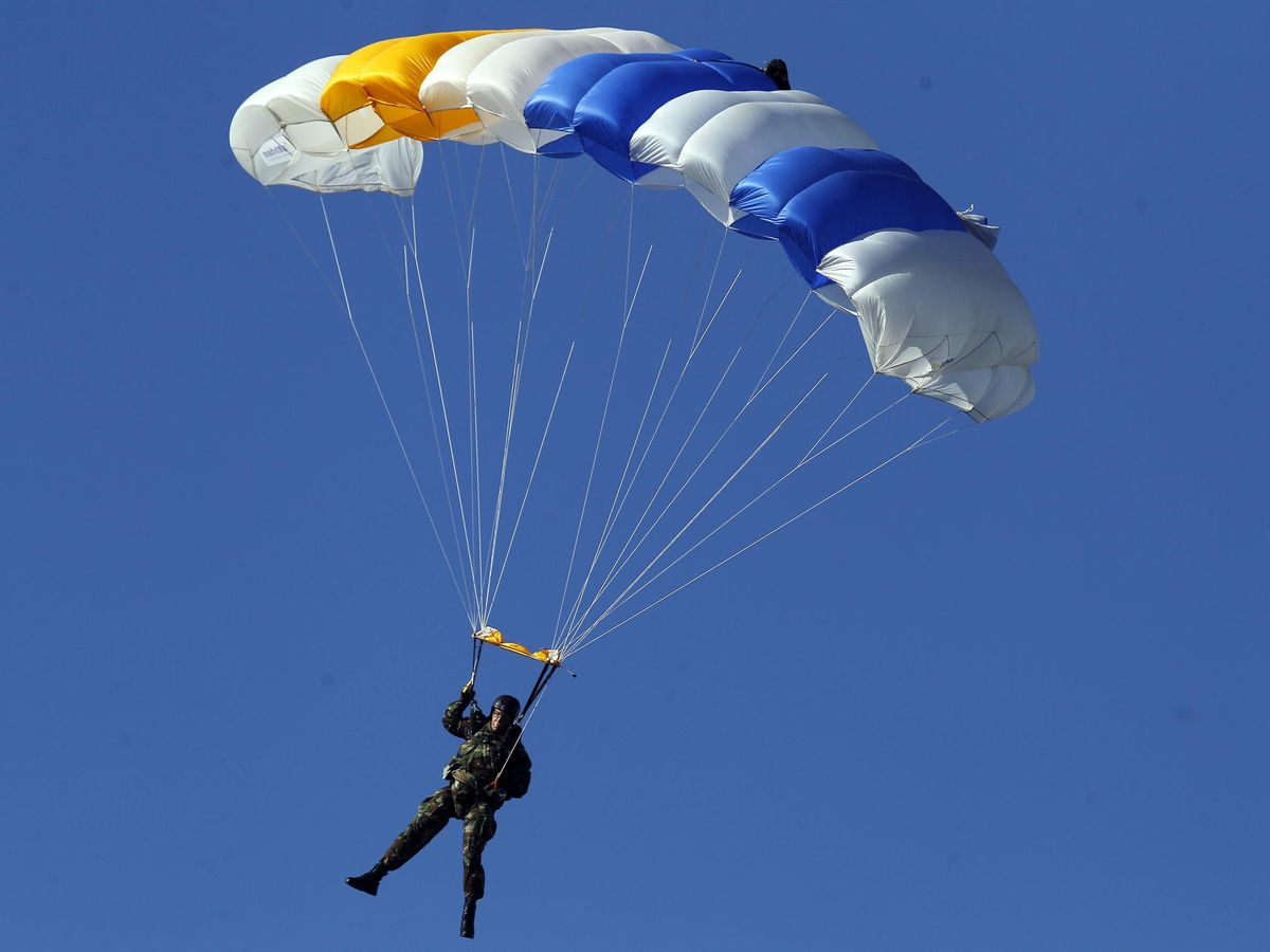 Foto: Un paracaidista en una imagen de archivo. (EFE)