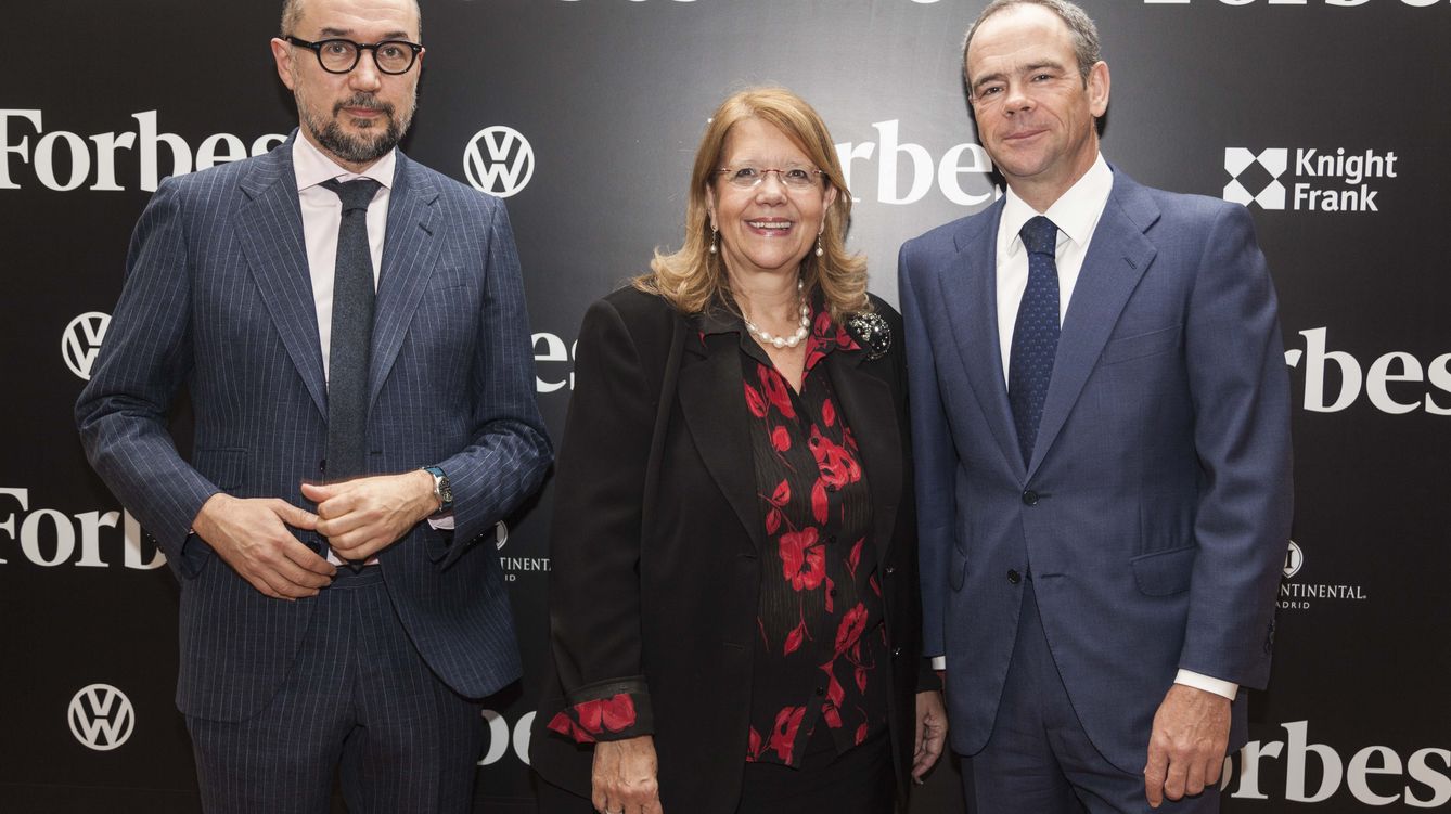 Foto: El editor y director de Forbes, Andrés Rodríguez, la presidenta de la CNMV, Elvira Rodríguez, y el CEO del Ferrovial, Iñigo Meirás, en la entrega del premio.