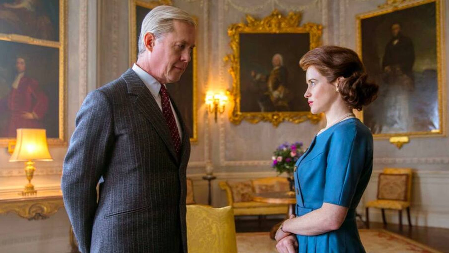 El duque de Windsor e Isabel II, en 'The Crown'. (Netflix)