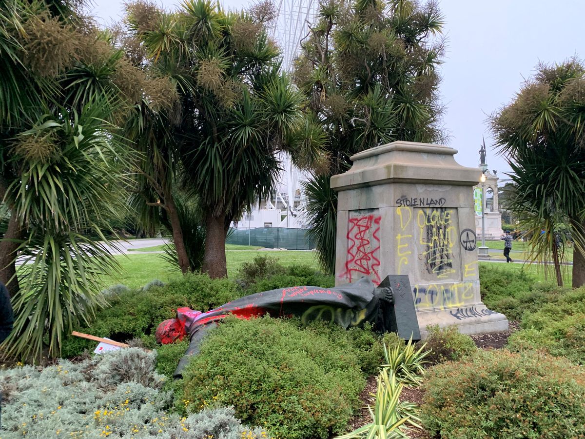 Foto: Estatua de fray Junípero Serra vandalizada en San Francisco (Reuters)