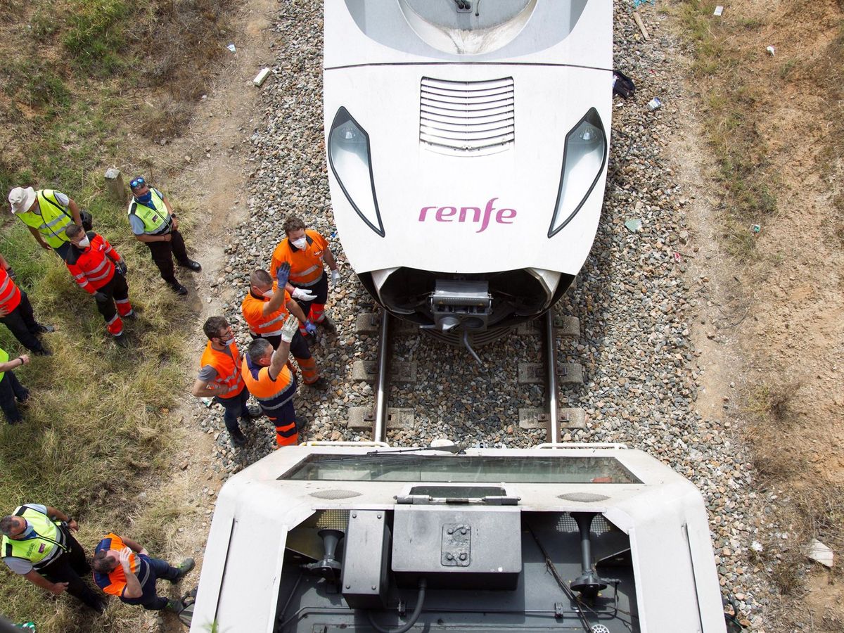 Foto: Operarios de Adif revisan una línea de tren Alvia (EFE/Montesinos)
