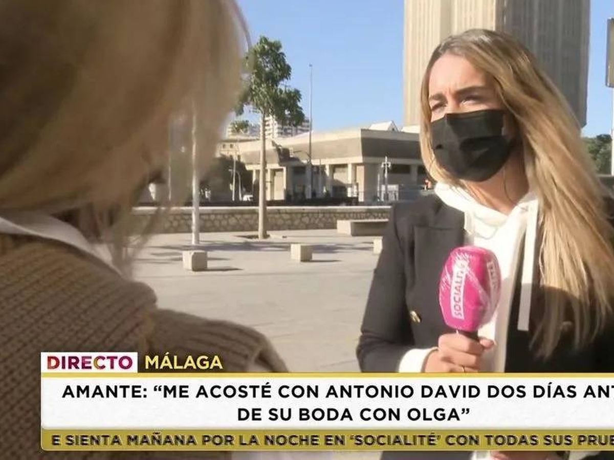 Foto: Una reportera de 'Socialité' hablando con la supuesta amante de Antonio David. (Telecinco).