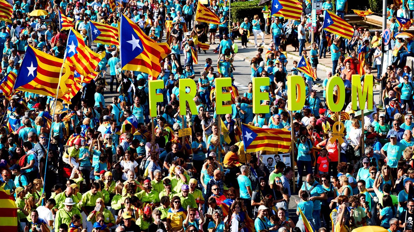 Miles de personas reclaman la independencia en la plaza España de Barcelona. (EFE)