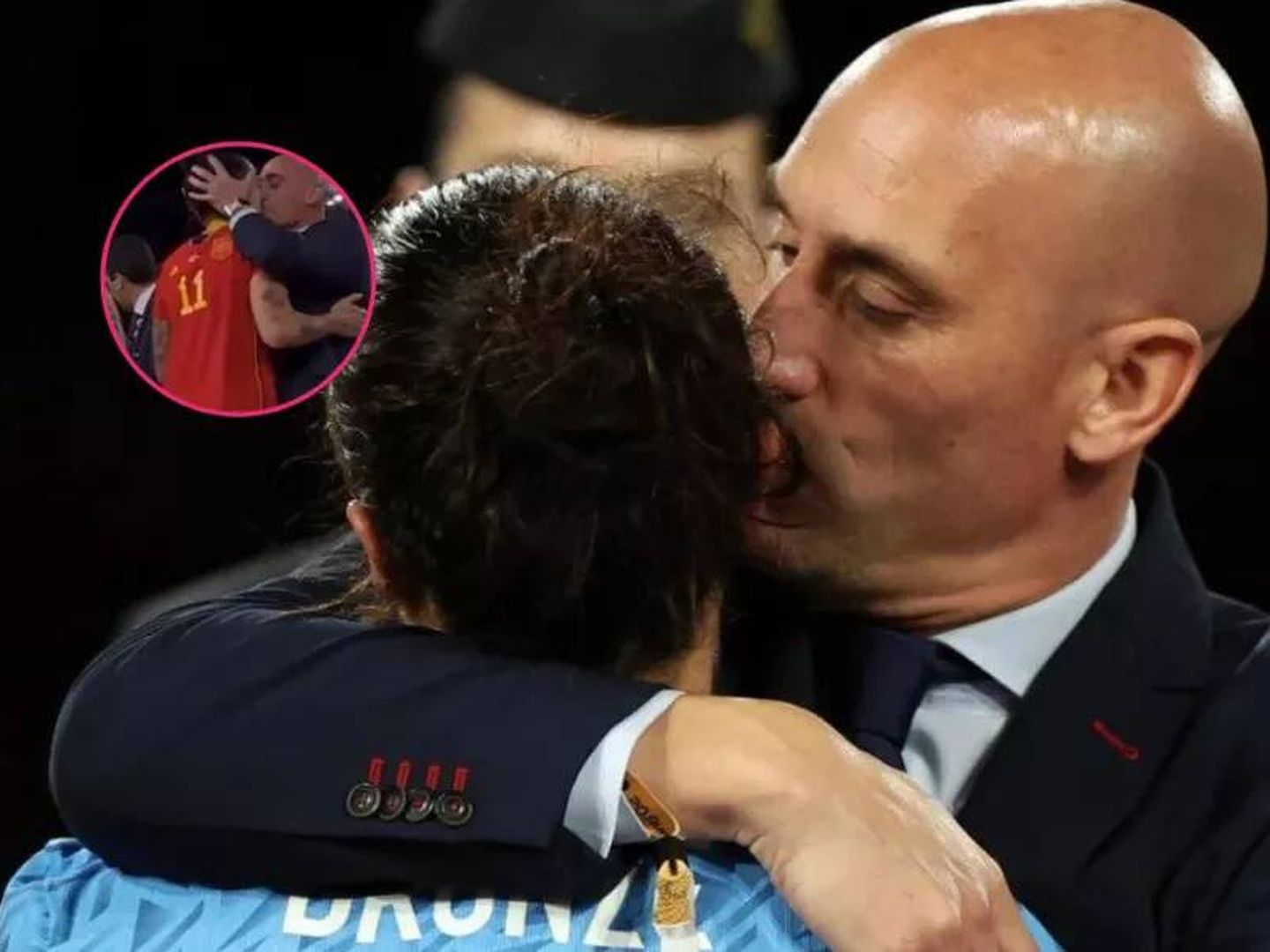 Luis Rubiales besa a la jugadora Lucy Bronze (hersport.ie).