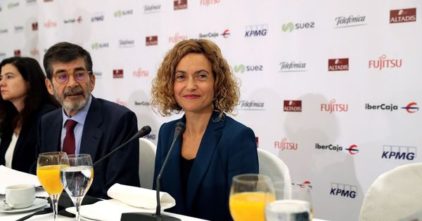 Foto: La ministra Meritxell Batet, junto con el diputado socialista José Enrique Serrano, este 3 de octubre en el hotel Intercontinental de Madrid. (EFE)