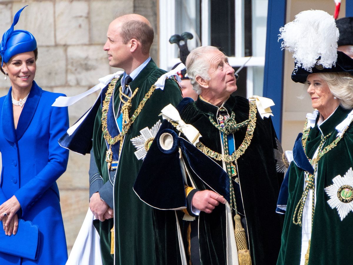 Foto: El rey Carlos y la reina Camila junto a los príncipes de Gales. (Reuters/Pool/Lesley Martin)