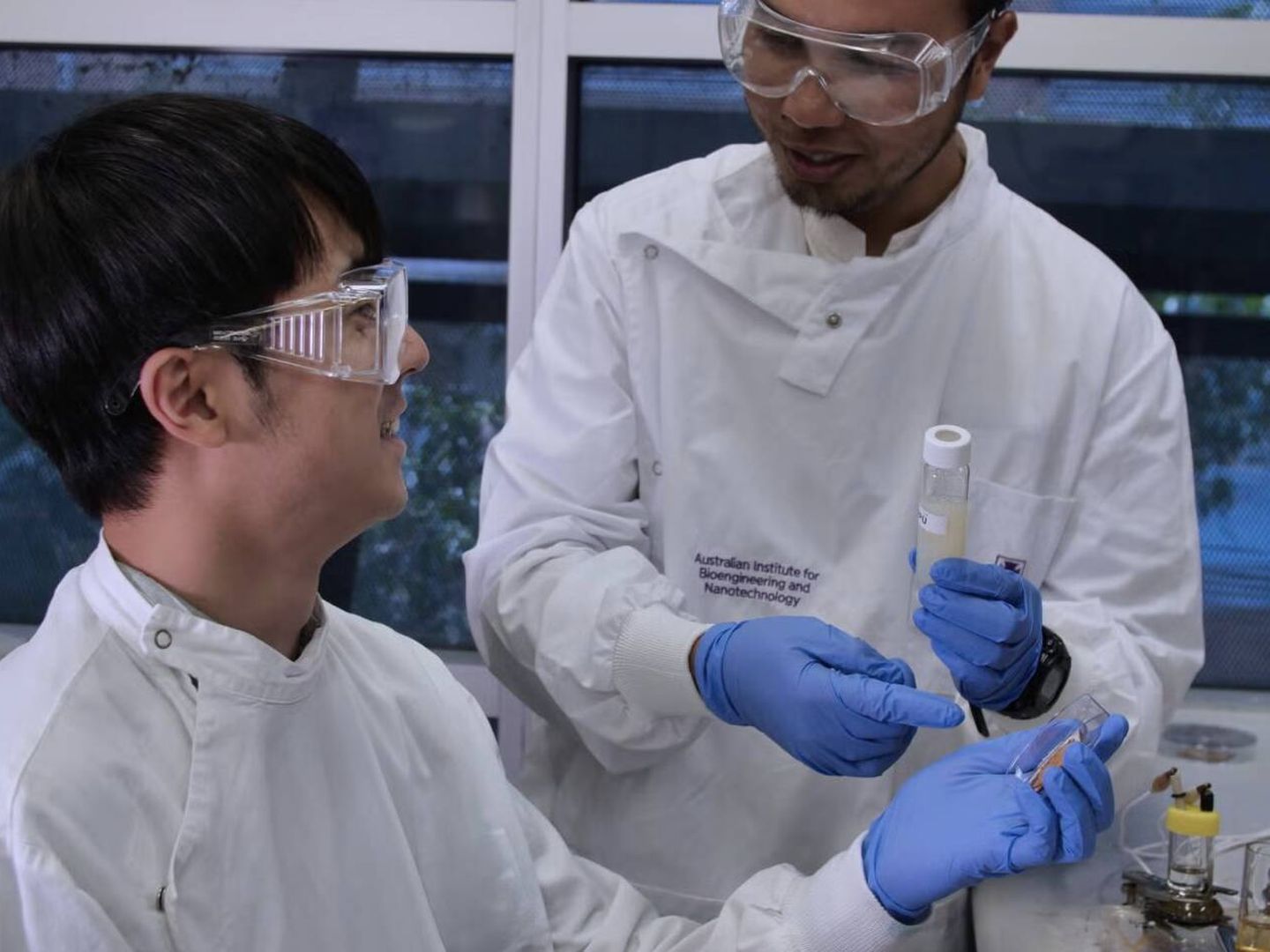 La investigación del Dr. Nugraha (derecha) incluyó aportaciones del estudiante de doctorado de AIBN, Kwang Keat Leong (izquierda) (Universidad de Queensland)